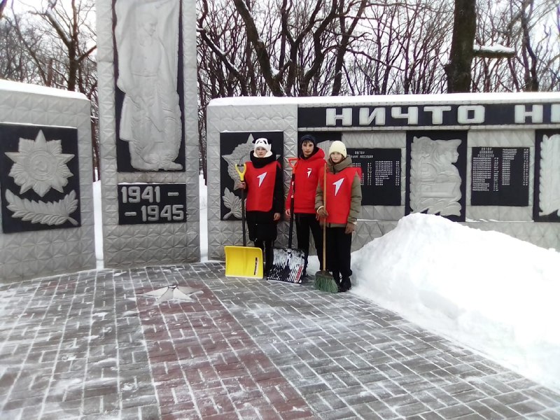 Операции «Обелиск»  - очистка от снега территории  памятника  погибшим воинам.